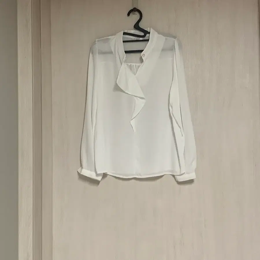 화이트 프릴 쉬폰 블라우스