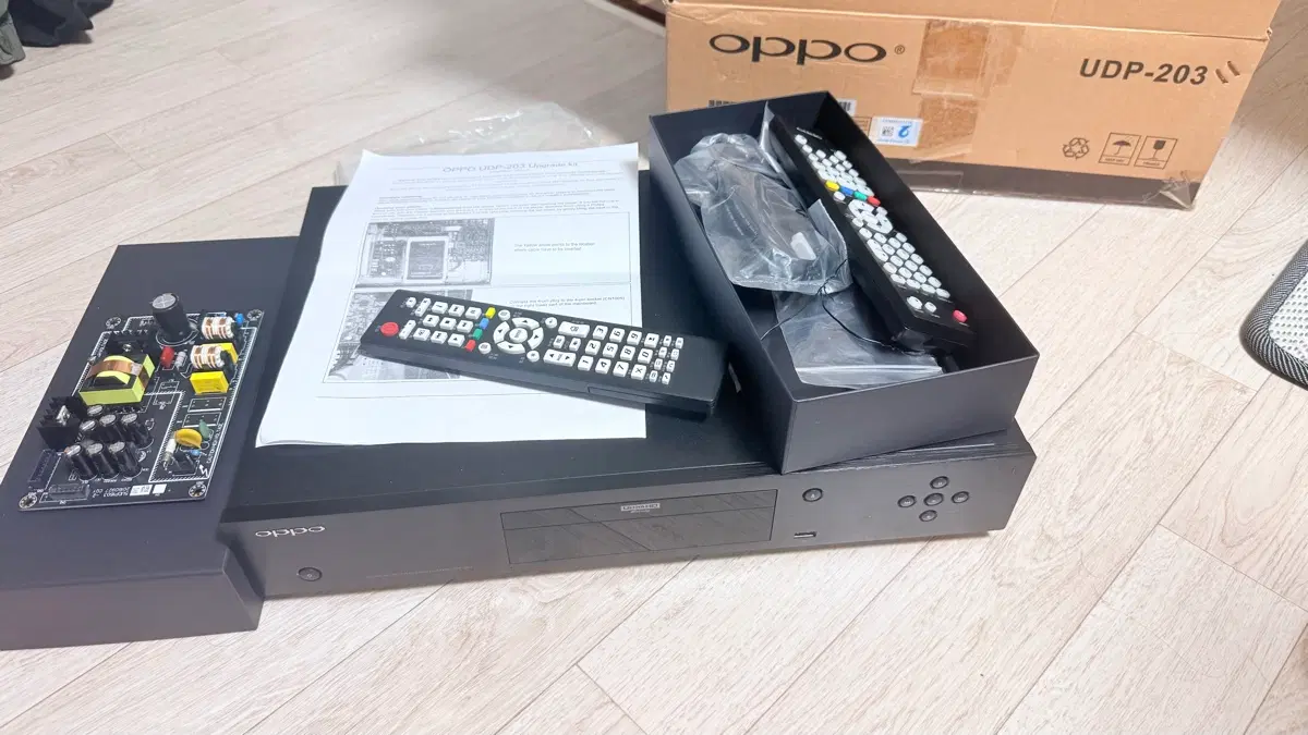 오포 UDP-203 UHD 플레이어 본체 및 리모컨