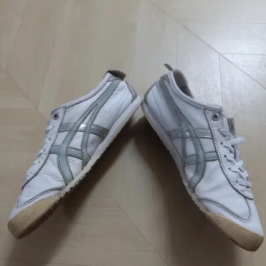 오니츠카타이거 멕시코66 화이트 실버 230
