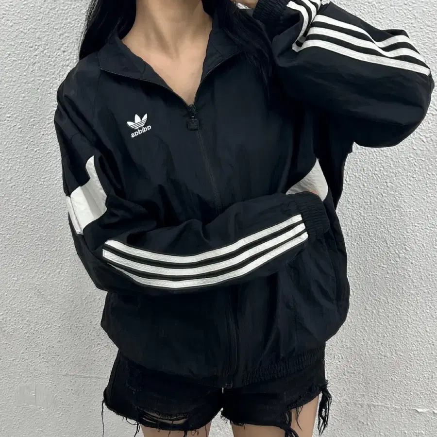 아디다스 화이트라인 블랙 바람막이 M