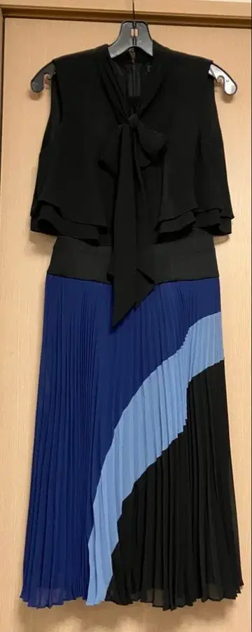BCBG 보타이 슬리브리스 도킹 원피스