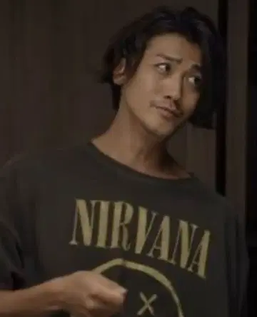 아카니시 착용 NIRVANA 데미지 T셔츠