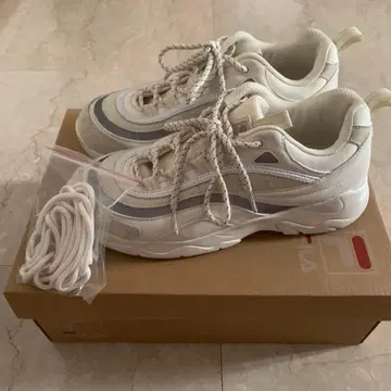 가격 인하 FILA 스니커즈 24.5cm