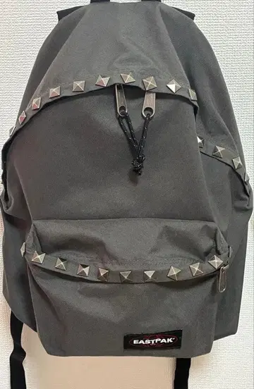 EASTPAK 스터드 장식 백팩 그레이