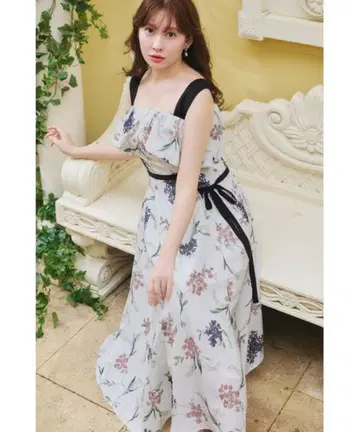 미사용 Herlipto Avignon Floral Garden Dress