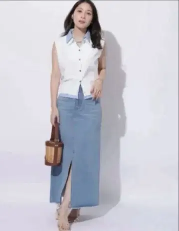 [ 새상품 택 포함 ] 아푸와이저 리셰 슬릿 데님 스커트 라이트 블루