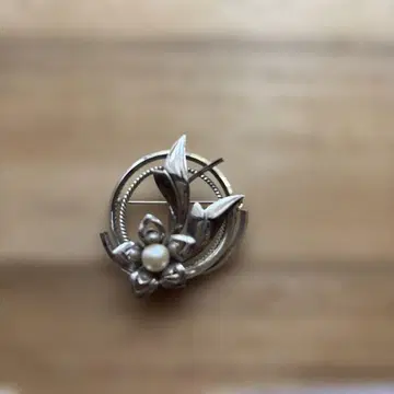 꽃과 도서 펄의 클래식 브로치