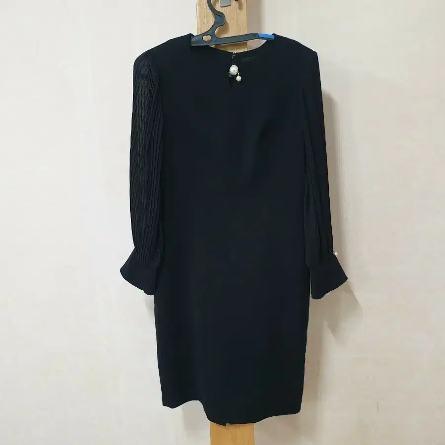 LYNN 블랙 진주 장식 시스루 소매 원피스 90