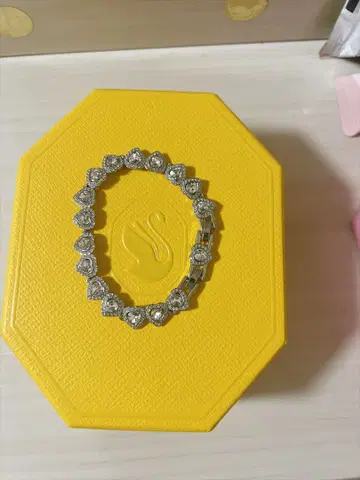 Ariana Grande x Swarovski 팔찌 믹스 컷