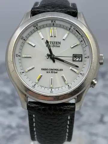 CITIZEN 전파 솔라 3침 다이얼 화이트 데이트 뒷면 커버 표기 벗겨짐
