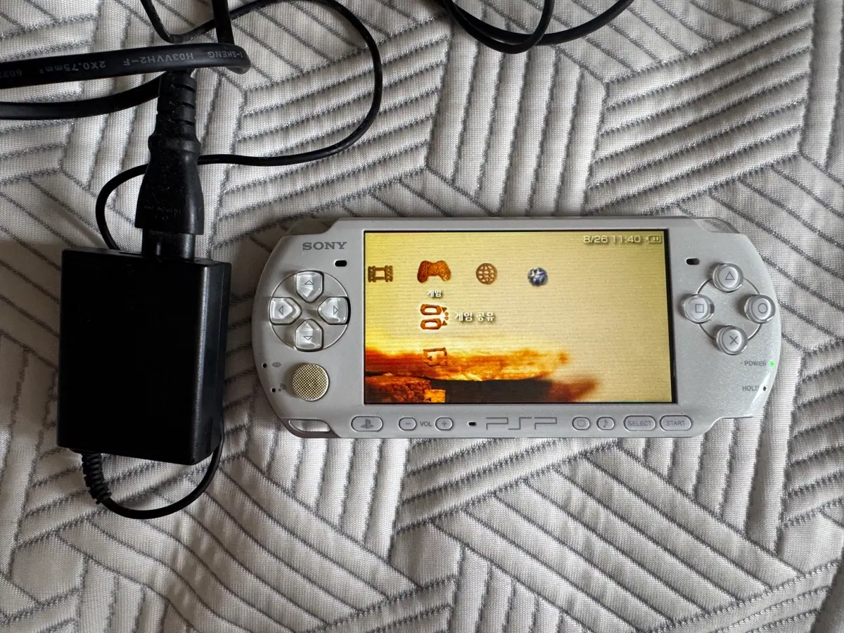 PSP-3005 화이트+충전기+4gb 메모리