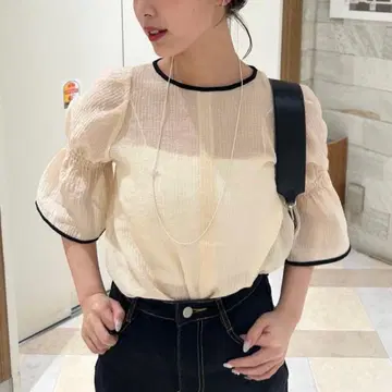 [ mystic ] 반팔 배색 파이핑 블라우스 베이지