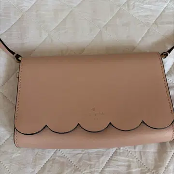 새상품급 kate spade 스캘럽 엣지 숄더백