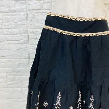 Chesty 자수 플레어 스커트 블랙 계열 S 체스티