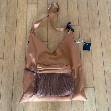 새상품 브라운 나일론 숄더백 메쉬 포켓 부착