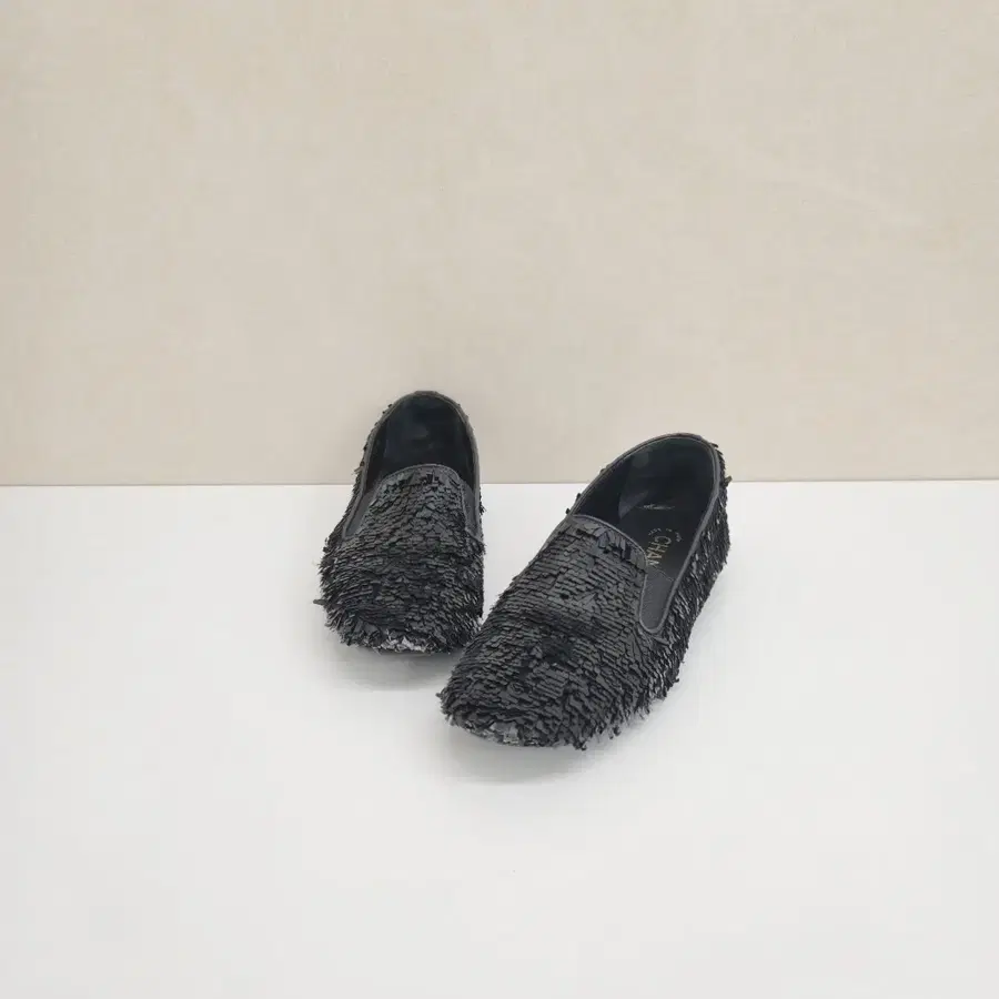 샤넬 시퀸 CC로고 로퍼 블랙 37.5 G30709