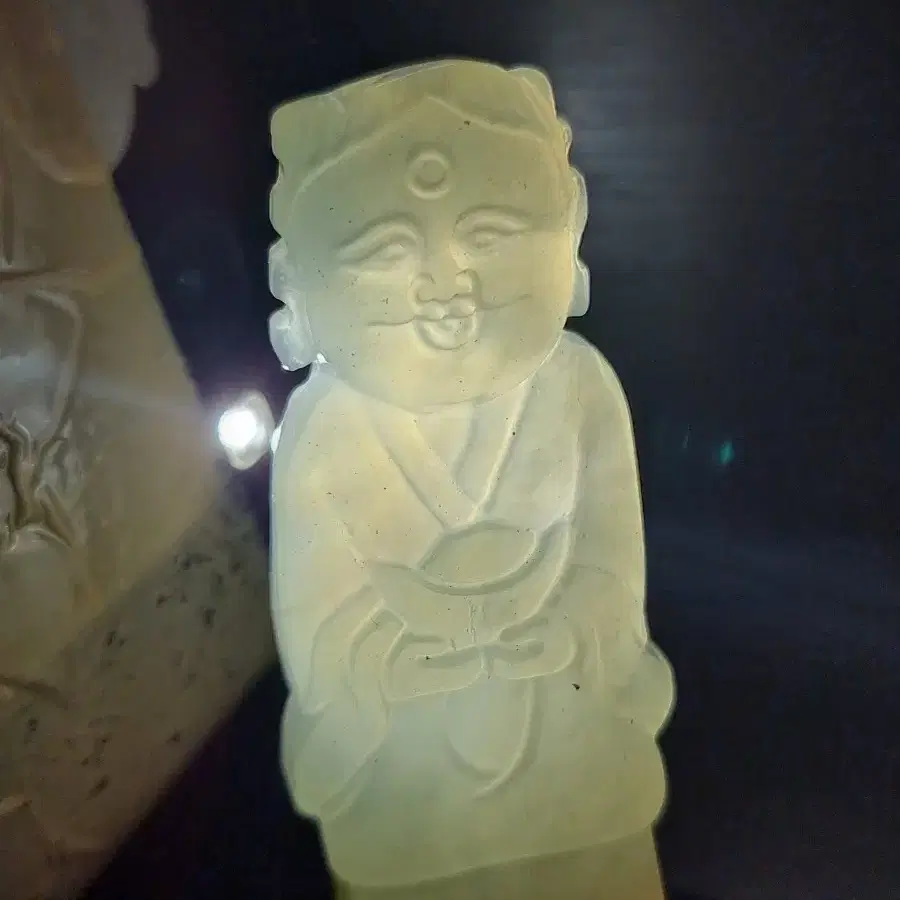 30만원 이상 구매시 선물로 한 점 드립니다^^ 맑은 백옥 동자상 색감이 예쁘고 강질의 옥 조각품