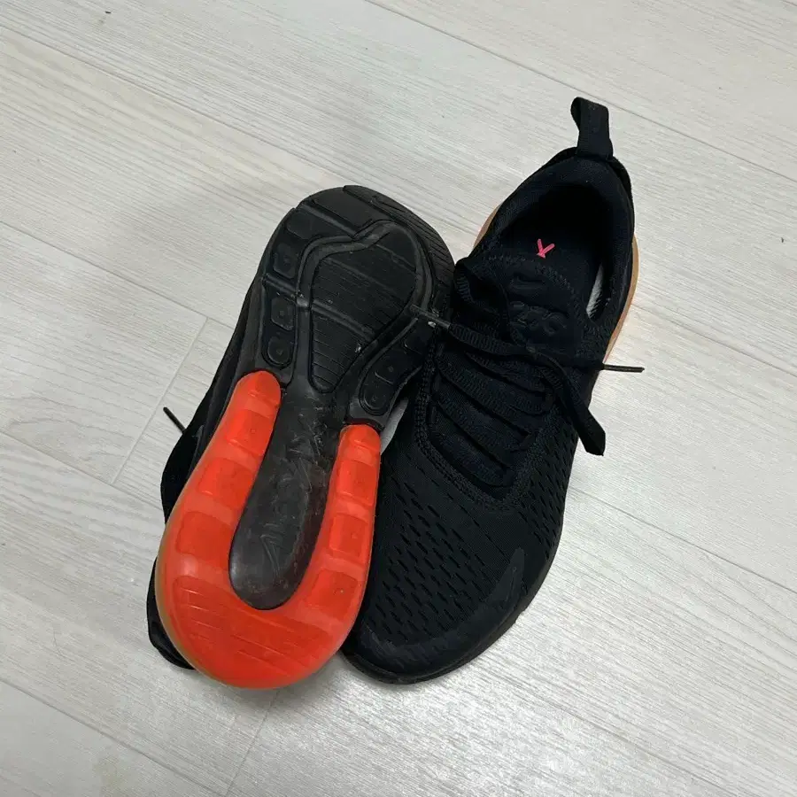 나이키 NIKE 에어맥스270 블랙 핫 펀치 265