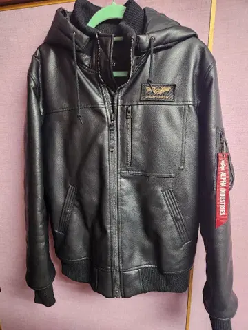 Alpha Industries 후데트 리브 가죽 자켓