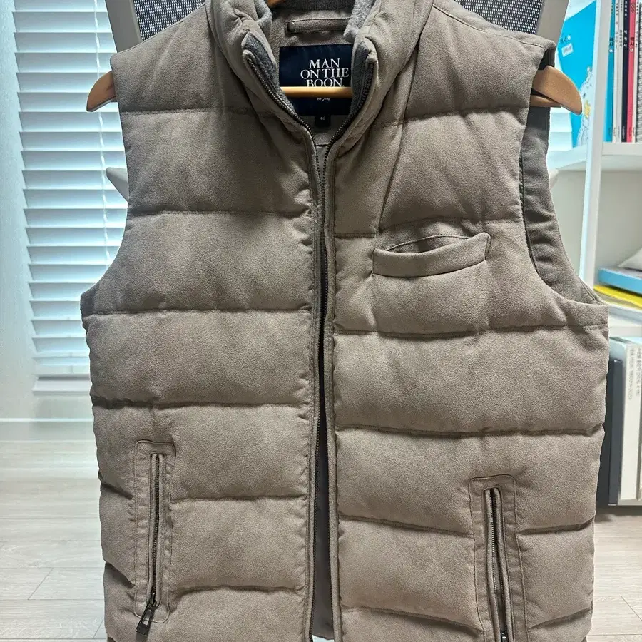 맨온더분 스웨이드 패딩 조끼 베이지