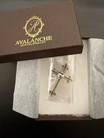 AVALANCHE 아발란치 크로스 펜던트 탑