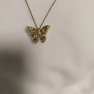 안미카 글로세 버터플라이 모티브 골드 컬러 목걸이