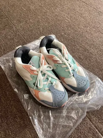 LACOSTE 스니커즈