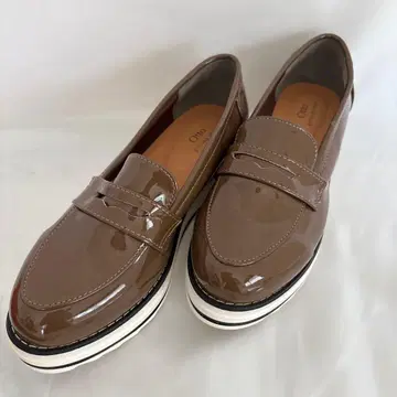 새상품급 거의 미사용 Otto pittock style 로퍼 에나멜 통굽