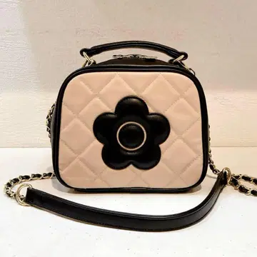 [ 새상품급 ] MARY QUANT 스퀘어 퀼트 데이지 패치 2WAY 숄더