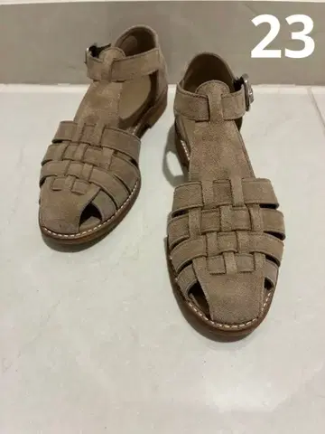 뷰티앤유스 베이지 스트랩 가죽 샌들 36