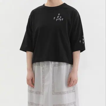 가격 인하 불가! 노프드노드 꽃무늬 자수 반팔 티셔츠 블랙