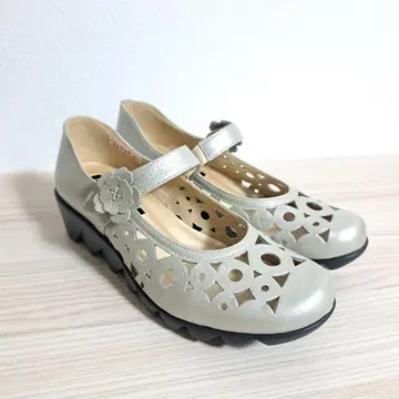 [ 새상품 ] Casual Monet PARIS 펌프스 실버 23.5cm