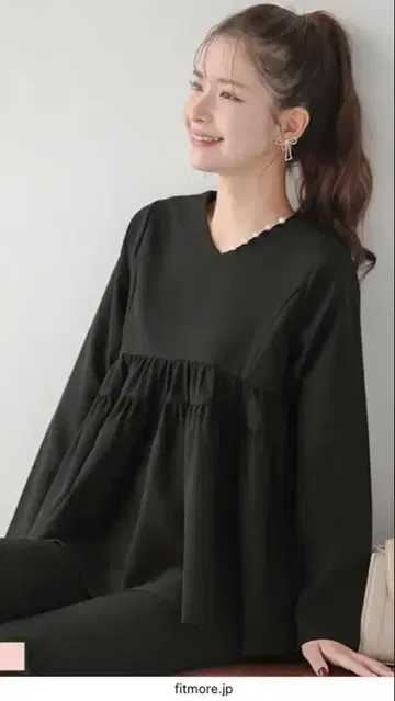 fitmore 펄 장식 긴팔 페플럼 상의 블랙