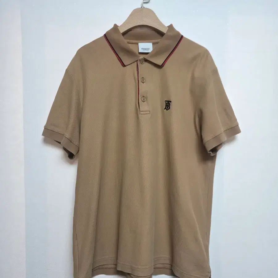 버버리 남성 모노그램 피케 폴로 반팔티 카멜(L) 260826_5