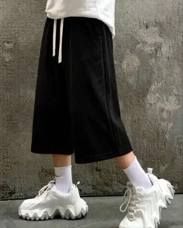 와이드 실루엣 하프 팬츠 블랙 허리밴딩