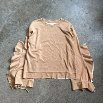HELK 프릴 디자인 긴팔 티셔츠 베이지