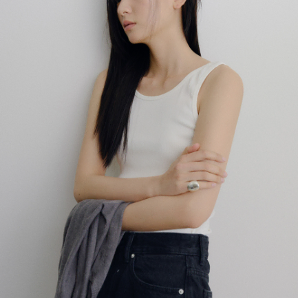 어그스트 립 백 슬리브리스 화이트 UGST ribbed back sleeveless white