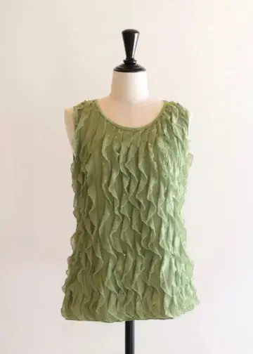 Sleeveless frill designed green top