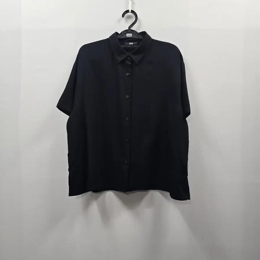 0028 유니클로 블랙 반팔 셔츠