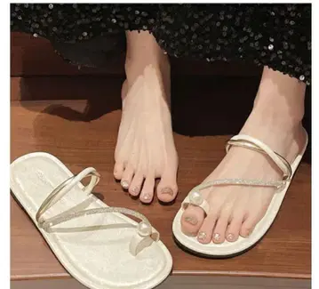 가격 인하 새상품 23.5cm 플랫 샌들 펄 화이트 베이지