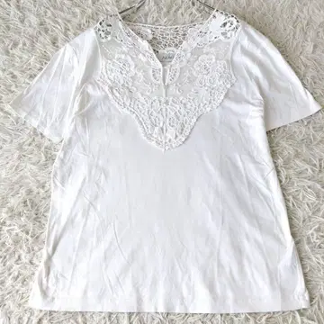 새상품급 NEMIKA 레이스 장식 헨리넥 꽃무늬 반팔 티셔츠 화이트