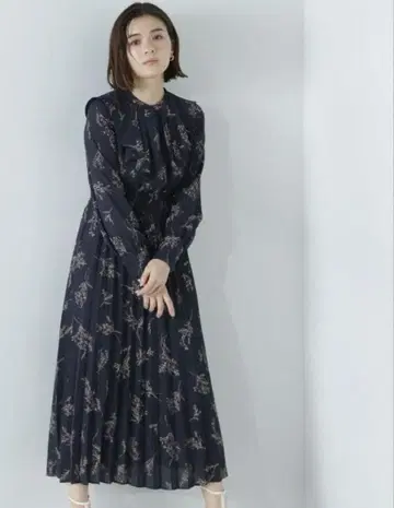 내추럴 뷰티 베이직 수지 플라워 프린트 원피스 네이비 M
