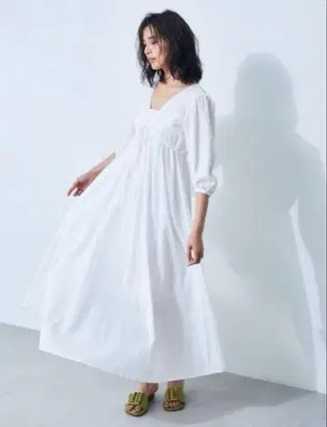 프레이 아이디 화이트 코튼 원피스 V넥 퍼프 슬리브