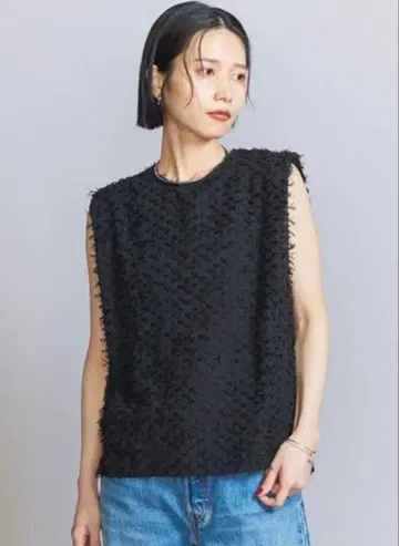 뷰티 앤 유스 프린지 슬리브리스 블라우스 블랙