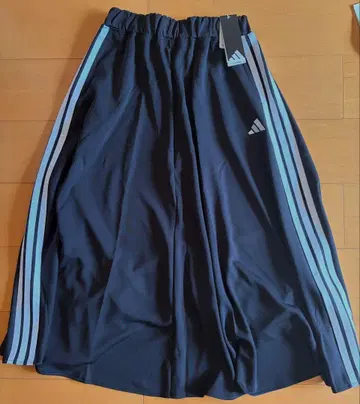 올해 미사용 새상품 택 포함 adidas 롱 스커트