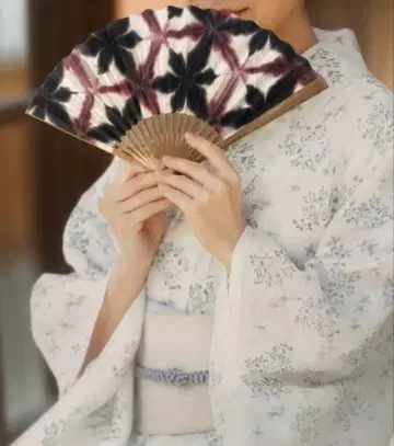 13,200엔 이타지메 시보리만의 염색 농담과 번짐이 독특한 무늬가 아름다운 부채
