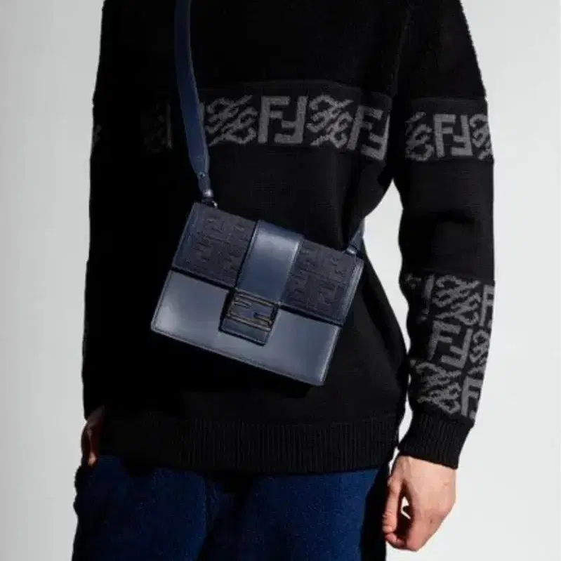 펜디(Fendi) 남성 네이비 레더 플랫 바게트 미디움