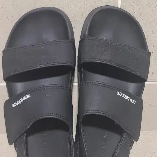 뉴발란스 샌들 블랙