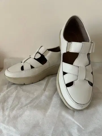 아킬레스 솔보 통굽 구르카 샌들풍 슬립온 22cm 시착 화이트