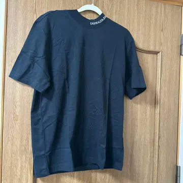 [ 미사용 새상품 ] CALVIN KLEIN JEANS 넥라인 로고 T셔츠